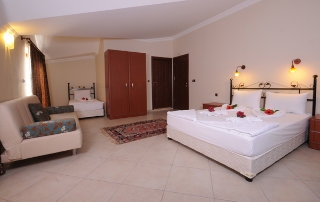 Imagen de la habitación del Hotel Holiday Calbis. Foto 3