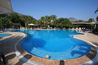 Imagen de la piscina del Hotel Holiday Calbis. Foto 7