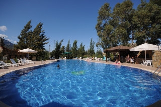 Imagen de la piscina del Hotel Holiday Calbis. Foto 8