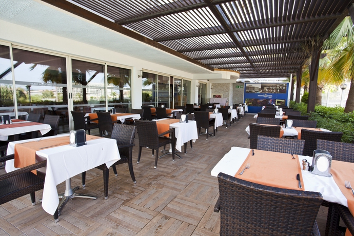 Imagen del bar/restaurante del Hotel Holiday City. Foto 5