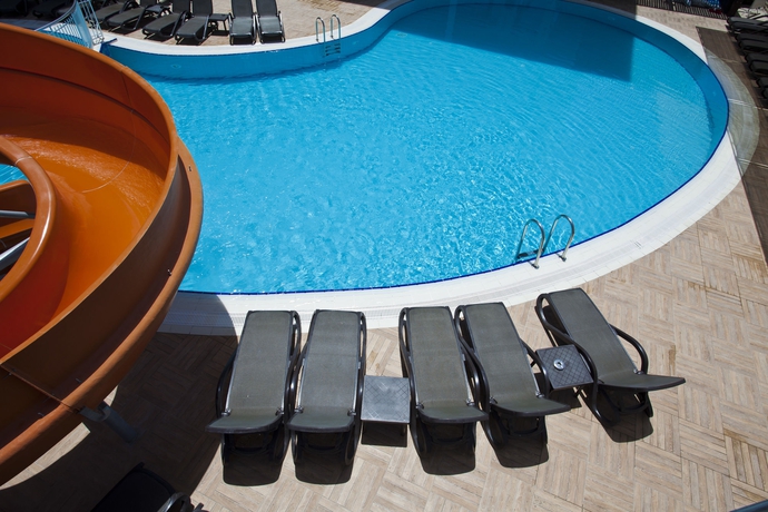 Imagen de la piscina del Hotel Holiday City. Foto 16