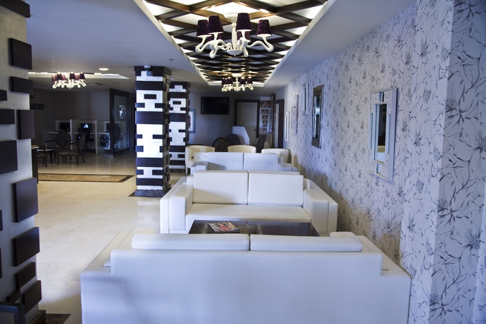Imagen de los interiores del Hotel Holiday City. Foto 13