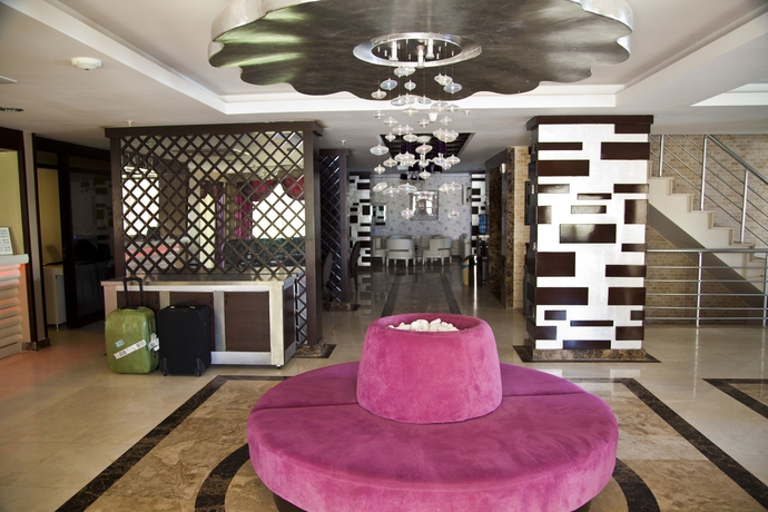 Imagen de los interiores del Hotel Holiday City. Foto 14