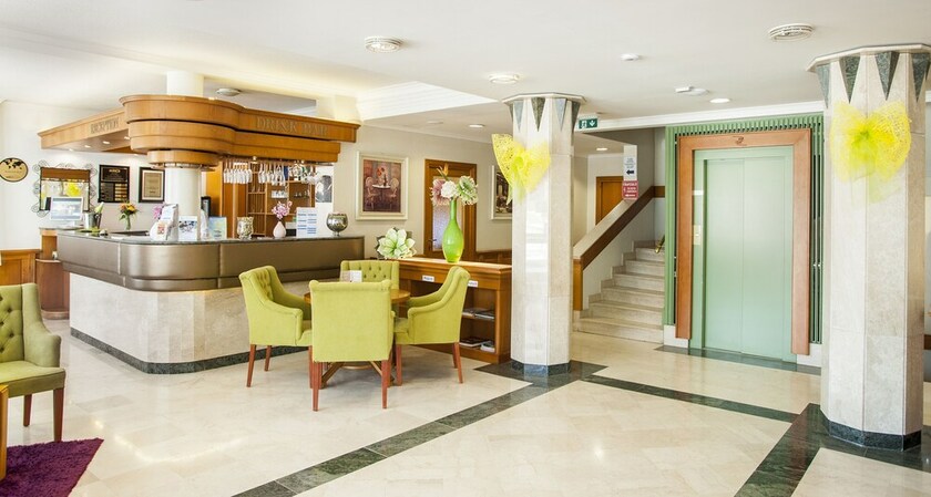 Imagen del bar/restaurante del Hotel Holiday Club Apartman. Foto 2