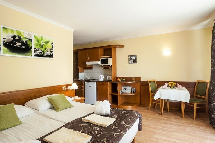 Imagen de la habitación del Hotel Holiday Club Apartman. Foto 8