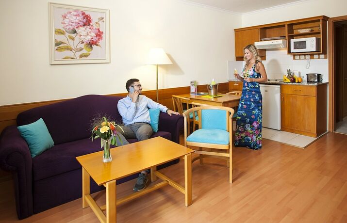 Imagen de la habitación del Hotel Holiday Club Apartman. Foto 12