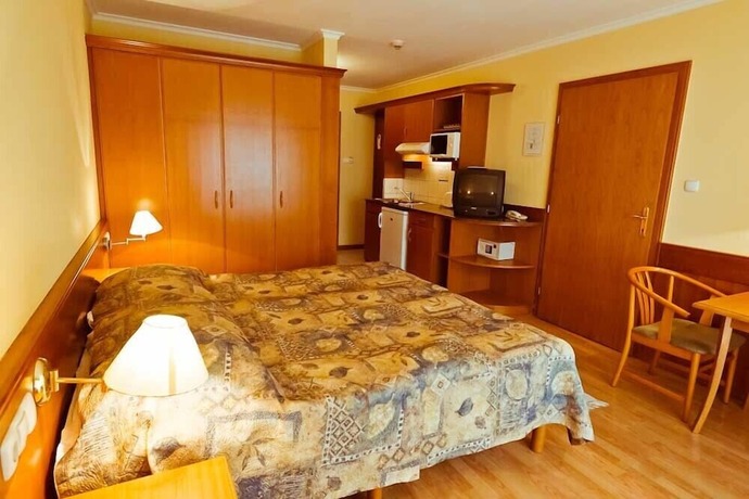 Imagen de la habitación del Hotel Holiday Club Apartman. Foto 16