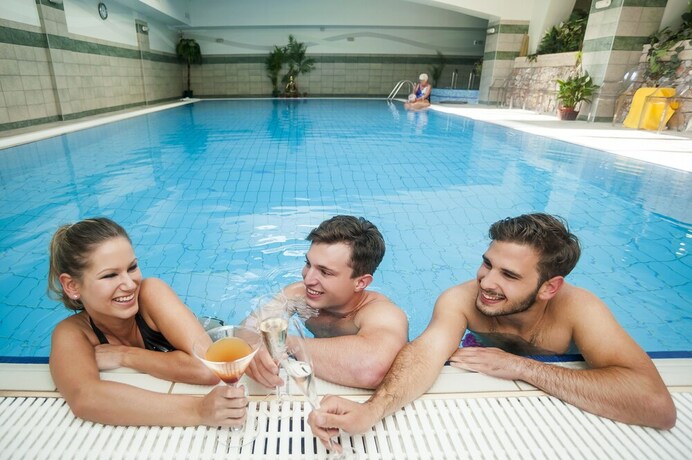 Imagen de la piscina del Hotel Holiday Club Apartman. Foto 20