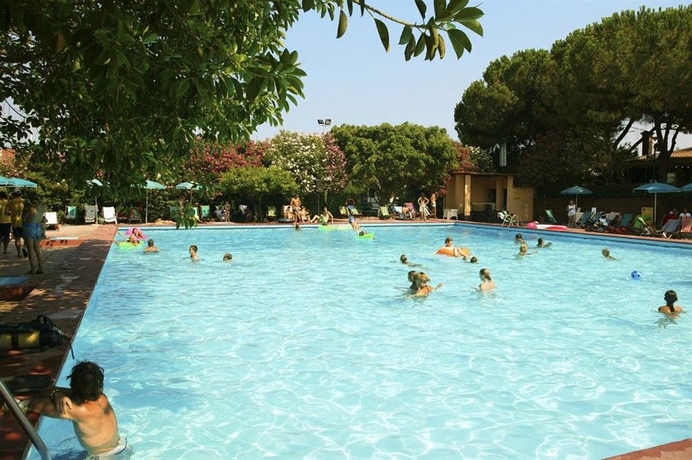 Imagen de la piscina del Hotel Holiday Club Naxos. Foto 4
