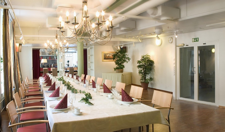 Imagen del bar/restaurante del Hotel Holiday Club Tampereen Kylpylä. Foto 1