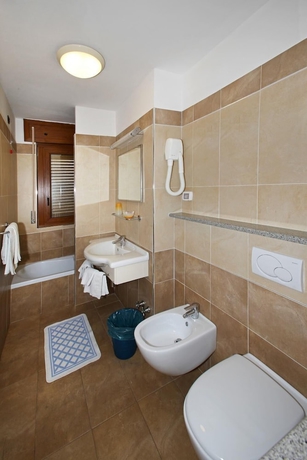 Imagen de la habitación del Hotel Holiday Debili. Foto 13