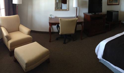 Imagen de la habitación del Hotel Holiday Hill Inn and Suites. Foto 6