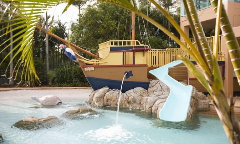 Imagen de la piscina del Hotel Holiday Holiday Crown Towers. Foto 30