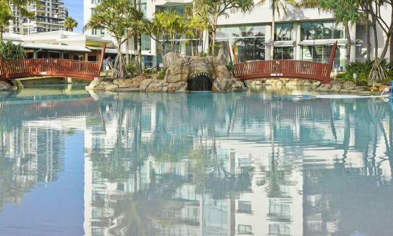 Imagen de la piscina del Hotel Holiday Holiday Crown Towers. Foto 31