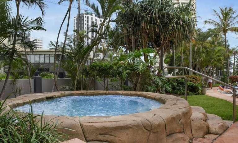 Imagen de la piscina del Hotel Holiday Holiday Crown Towers. Foto 32