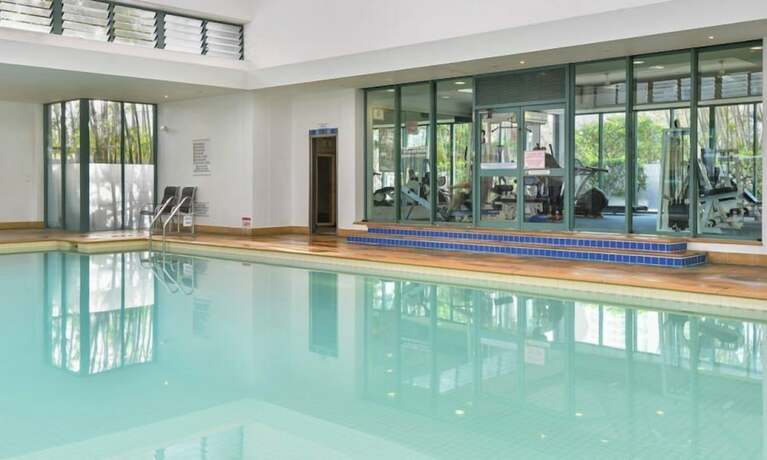 Imagen de la piscina del Hotel Holiday Holiday Crown Towers. Foto 33