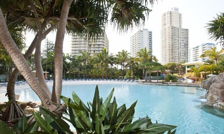 Imagen de la piscina del Hotel Holiday Holiday Crown Towers. Foto 34