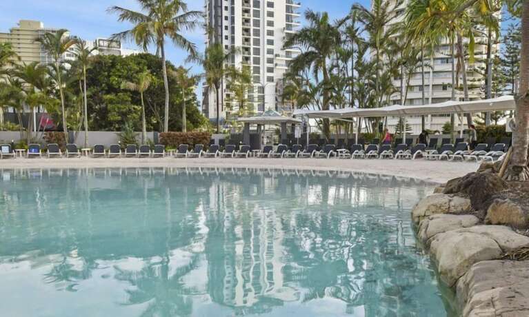 Imagen de la piscina del Hotel Holiday Holiday Crown Towers. Foto 35