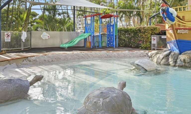 Imagen de la piscina del Hotel Holiday Holiday Crown Towers. Foto 36