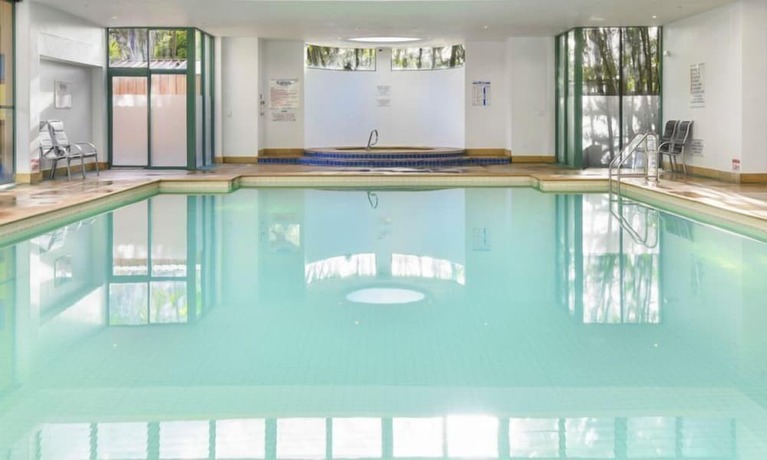 Imagen de la piscina del Hotel Holiday Holiday Crown Towers. Foto 37