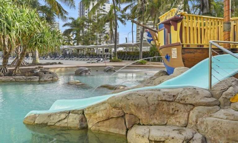 Imagen de la piscina del Hotel Holiday Holiday Crown Towers. Foto 38