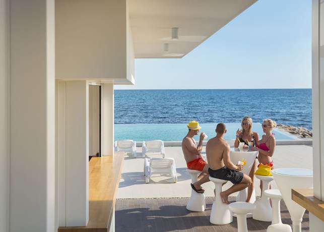 Imagen de la piscina del Hotel Holiday Homes Sirena Classic. Foto 17