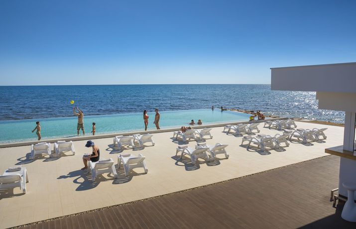 Imagen de la piscina del Hotel Holiday Homes Sirena Classic. Foto 19