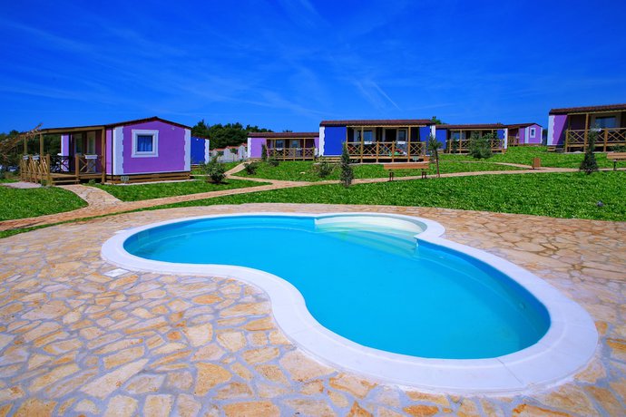 Imagen de la piscina del Hotel Holiday Homes Sirena Premium Village. Foto 15