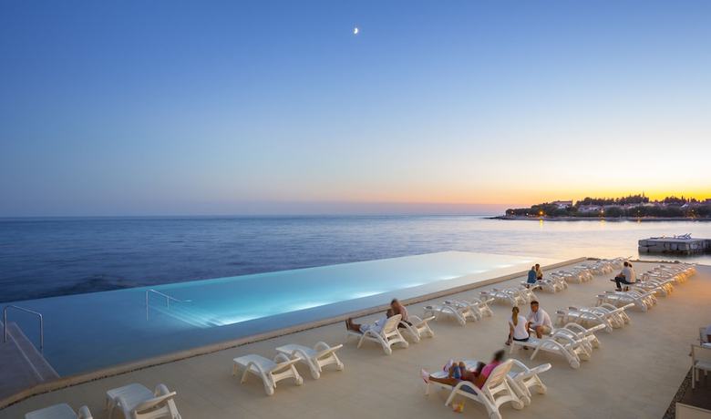 Imagen de la piscina del Hotel Holiday Homes Sirena Premium Village. Foto 16