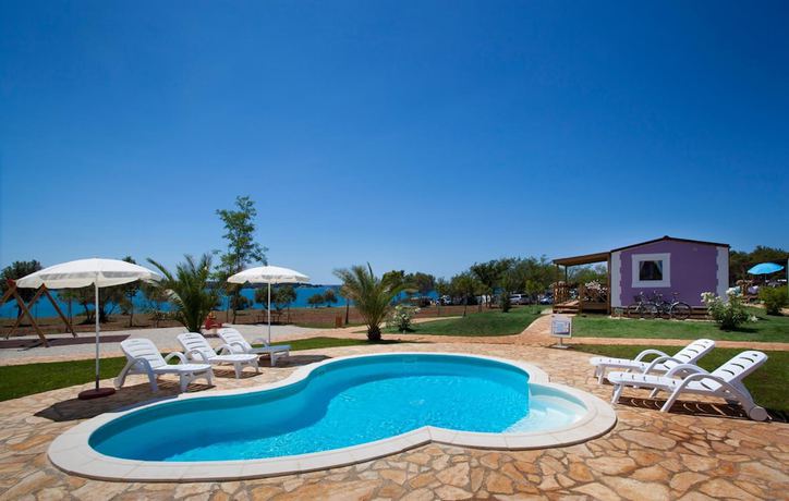 Imagen de la piscina del Hotel Holiday Homes Sirena Premium Village. Foto 17