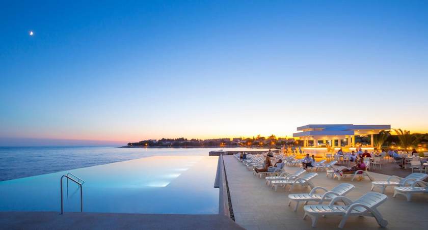 Imagen de la piscina del Hotel Holiday Homes Sirena Premium Village. Foto 20
