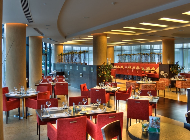 Imagen del bar/restaurante del Hotel Holiday Inn Abu Dhabi, An Ihg. Foto 3