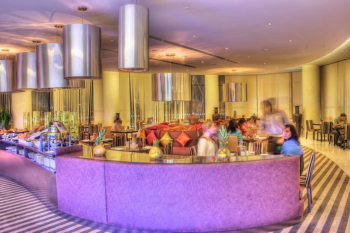 Imagen del bar/restaurante del Hotel Holiday Inn Abu Dhabi, An Ihg. Foto 5