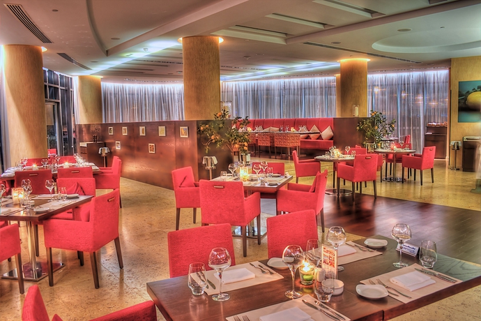 Imagen del bar/restaurante del Hotel Holiday Inn Abu Dhabi, An Ihg. Foto 6