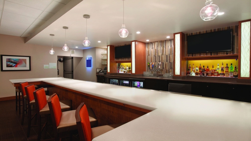 Imagen del bar/restaurante del Hotel Holiday Inn Airport - Portland, An Ihg. Foto 2