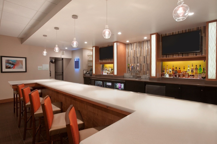 Imagen del bar/restaurante del Hotel Holiday Inn Airport - Portland, An Ihg. Foto 4