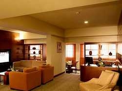 Imagen del bar/restaurante del Hotel Holiday Inn Al Qasr. Foto 3