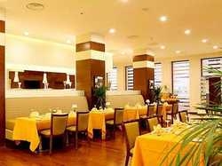 Imagen del bar/restaurante del Hotel Holiday Inn Al Qasr. Foto 4