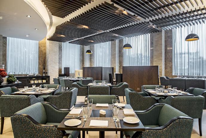 Imagen del bar/restaurante del Hotel Holiday Inn Amritsar Ranjit Avenue, An Ihg. Foto 2