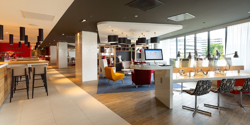 Imagen del bar/restaurante del Hotel Holiday Inn Amsterdam Arena Towers. Foto 4