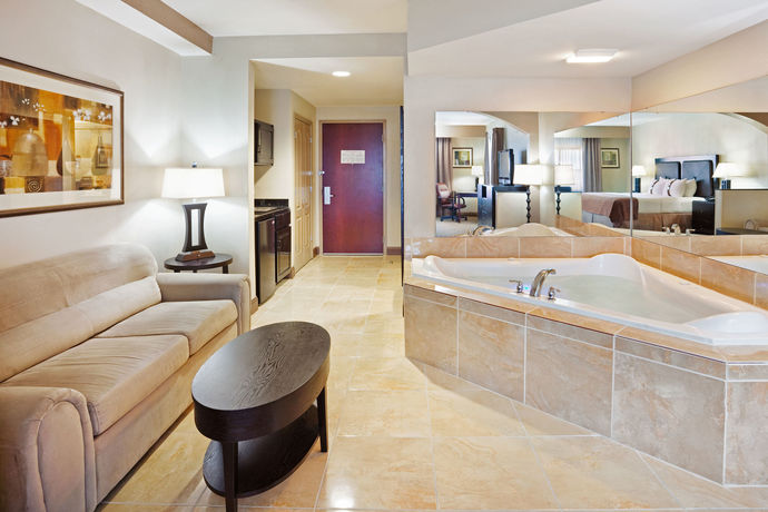 Imagen de los interiores del Hotel Holiday Inn And Suites Beaufort At Highway 21. Foto 8