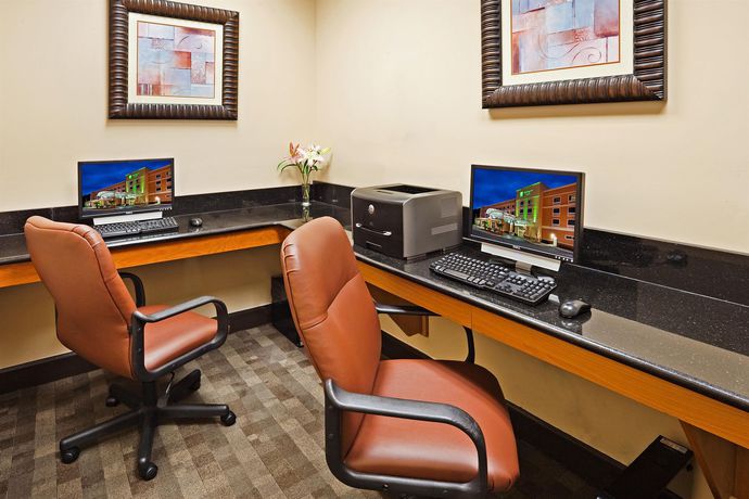 Imagen de los interiores del Hotel Holiday Inn And Suites Beaufort At Highway 21. Foto 13