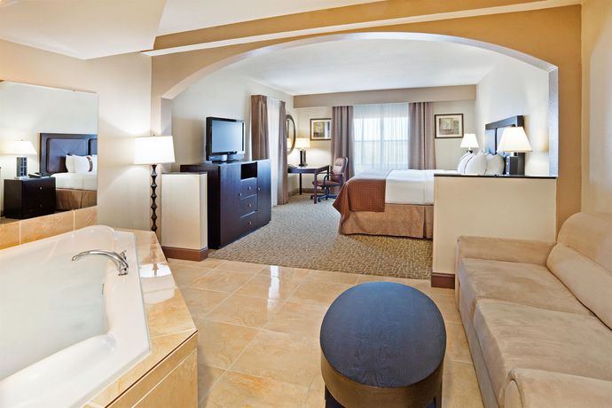 Imagen de los interiores del Hotel Holiday Inn And Suites Beaufort At Highway 21. Foto 15