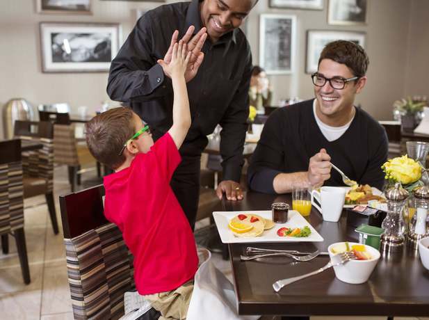 Imagen del bar/restaurante del Hotel Holiday Inn And Suites Bothell, An Ihg. Foto 7