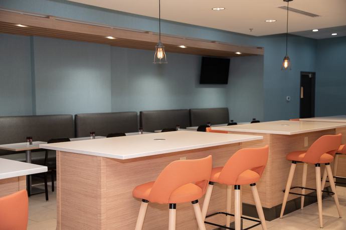 Imagen del bar/restaurante del Hotel Holiday Inn And Suites Fayetteville W-Fort Bragg Area, an IHG. Foto 3
