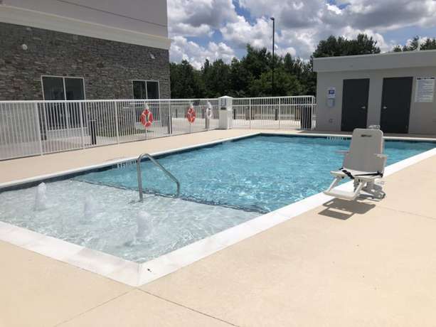 Imagen de la piscina del Hotel Holiday Inn And Suites Fayetteville W-Fort Bragg Area, an IHG. Foto 20