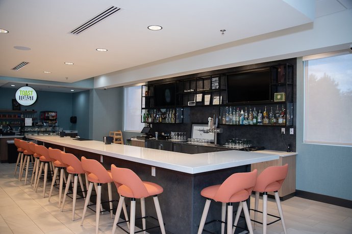 Imagen del bar/restaurante del Hotel Holiday Inn And Suites Fayetteville W-Fort Bragg Area, an IHG. Foto 4