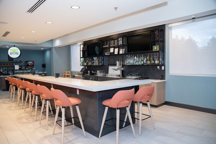 Imagen del bar/restaurante del Hotel Holiday Inn And Suites Fayetteville W-Fort Bragg Area, an IHG. Foto 5