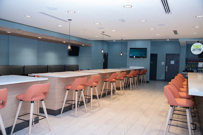 Imagen del bar/restaurante del Hotel Holiday Inn And Suites Fayetteville W-Fort Bragg Area, an IHG. Foto 6