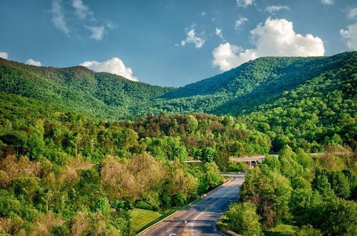 Imagen de los exteriores del Hotel Holiday Inn Asheville East-blue Ridge Pkwy, An Ihg. Foto 4